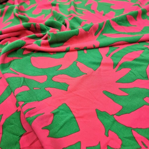 VISKOSPOPLIN STÄNKTA TECKEN GRÖN/CERISE FG 4